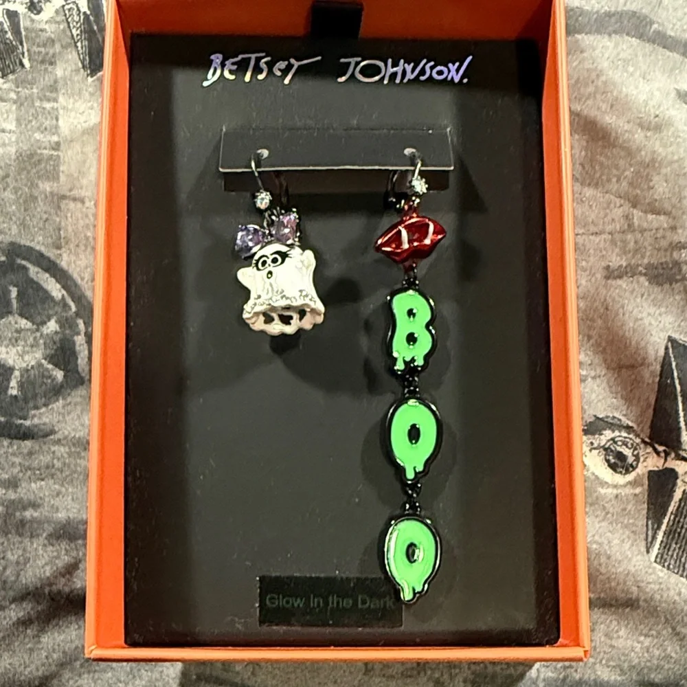 NIB BETSEY JOHNSON MISMATCHED BOO GHOST GLOW IN THE DARK EARRINGS - Picture 1 of 5